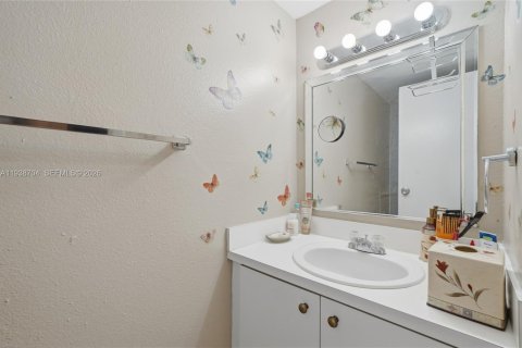 Copropriété à vendre à Hialeah, Floride: 2 chambres, 127.83 m2 № 2153755 - photo 6