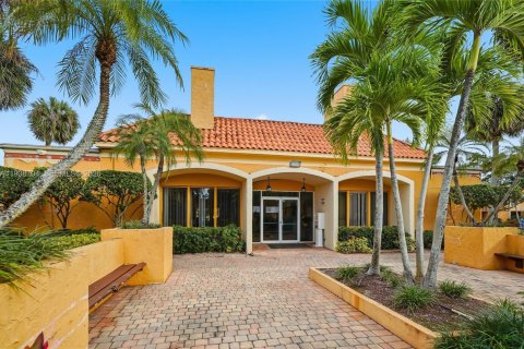 Copropriété à vendre à Hialeah, Floride: 2 chambres, 127.83 m2 № 2153755 - photo 14