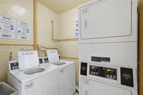 Copropriété à vendre à Hialeah, Floride: 2 chambres, 127.83 m2 № 2153755 - photo 13