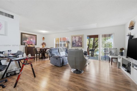 Copropriété à vendre à Hialeah, Floride: 2 chambres, 127.83 m2 № 2153755 - photo 3