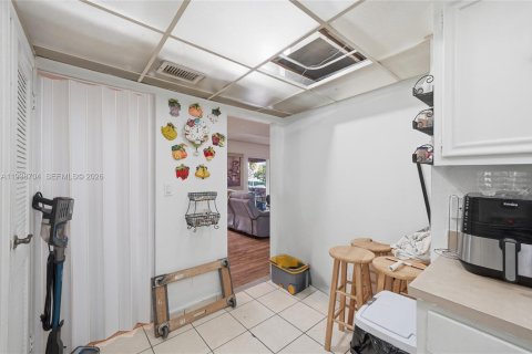 Copropriété à vendre à Hialeah, Floride: 2 chambres, 127.83 m2 № 2153755 - photo 9