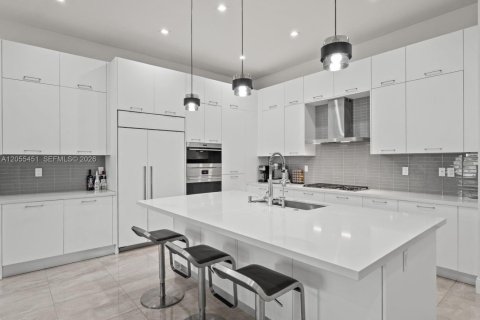 Купить виллу или дом в Дорал, Флорида 4 спальни, 371.14м2, № 2186183 - фото 2