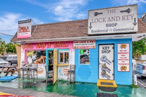 Commercial property in Tampa, Florida № 1648507 - photo 1