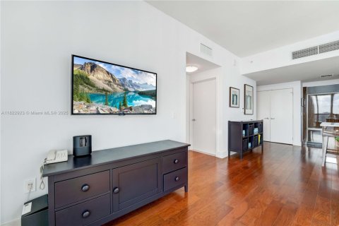 Condo in Miami Beach, Florida, 1 bedroom  № 1981280 - photo 19