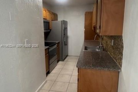 Villa ou maison à louer à Miami, Floride: 3 chambres, 179.77 m2 № 2025765 - photo 10