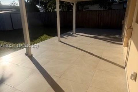 Villa ou maison à louer à Miami, Floride: 3 chambres, 179.77 m2 № 2025765 - photo 5