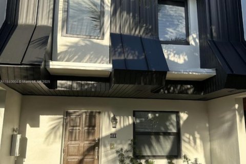 Townhouse in South Miami, Florida 2 bedrooms, 93.55 sq.m. № 1830398 - photo 1