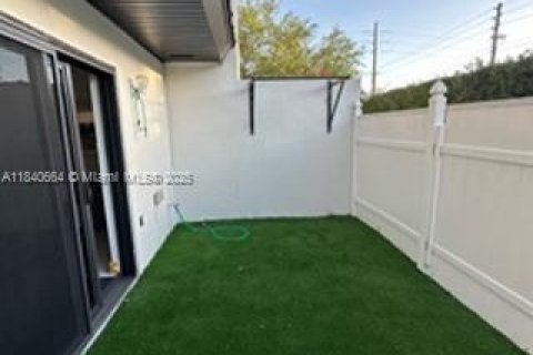 Townhouse in South Miami, Florida 2 bedrooms, 93.55 sq.m. № 1830398 - photo 7
