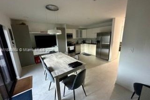 Townhouse in South Miami, Florida 2 bedrooms, 93.55 sq.m. № 1830398 - photo 3
