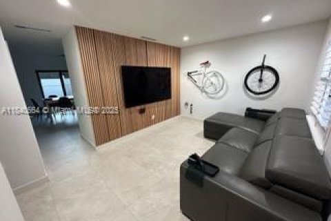 Townhouse in South Miami, Florida 2 bedrooms, 93.55 sq.m. № 1830398 - photo 2