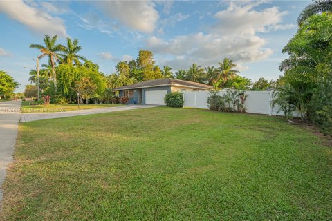 House in Plantation, Florida 3 bedrooms, 159.42 sq.m. № 1503296 - photo 8