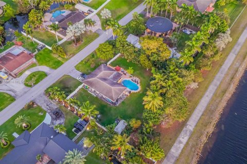 House in Plantation, Florida 3 bedrooms, 159.42 sq.m. № 1503296 - photo 5