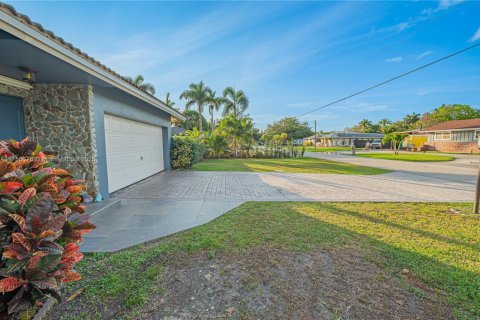 House in Plantation, Florida 3 bedrooms, 159.42 sq.m. № 1503296 - photo 22