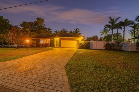 House in Plantation, Florida 3 bedrooms, 159.42 sq.m. № 1503296 - photo 1