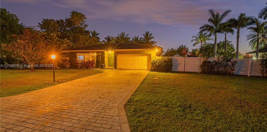 House in Plantation, Florida 3 bedrooms, 159.42 sq.m. № 1503296