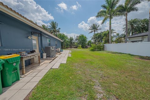 House in Plantation, Florida 3 bedrooms, 159.42 sq.m. № 1503296 - photo 19