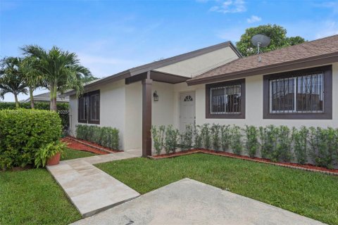 Снять в аренду виллу или дом в Майами, Флорида 3 спальни, 125.7м2, № 1942529 - фото 20