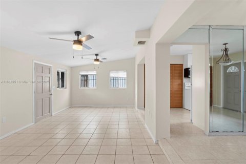 Снять в аренду виллу или дом в Майами, Флорида 3 спальни, 125.7м2, № 1942529 - фото 2