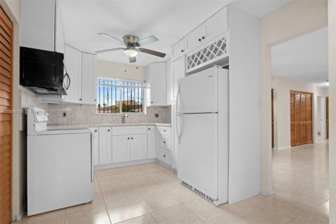 Снять в аренду виллу или дом в Майами, Флорида 3 спальни, 125.7м2, № 1942529 - фото 6