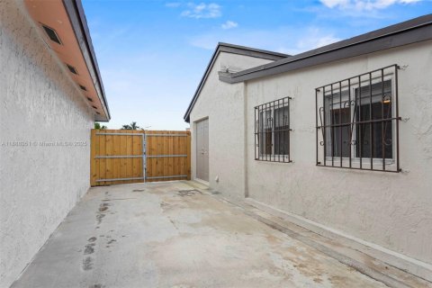 Снять в аренду виллу или дом в Майами, Флорида 3 спальни, 125.7м2, № 1942529 - фото 14