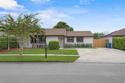 Снять в аренду виллу или дом в Майами, Флорида 3 спальни, 125.7м2, № 1942529 - фото 1