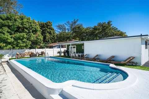 House in North Miami, Florida 4 bedrooms, 135.73 sq.m. № 1946253 - photo 4