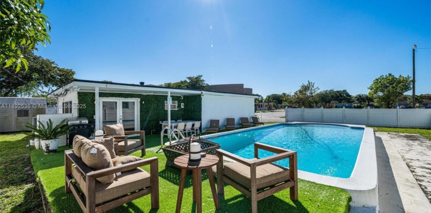 House in North Miami, Florida 4 bedrooms, 135.73 sq.m. № 1946253