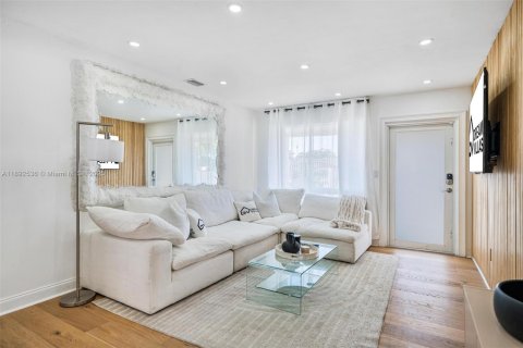 House in North Miami, Florida 4 bedrooms, 135.73 sq.m. № 1946253 - photo 14