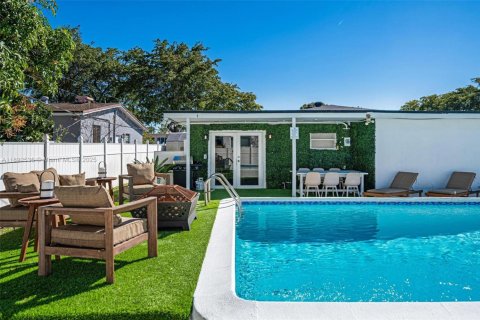 House in North Miami, Florida 4 bedrooms, 135.73 sq.m. № 1946253 - photo 11