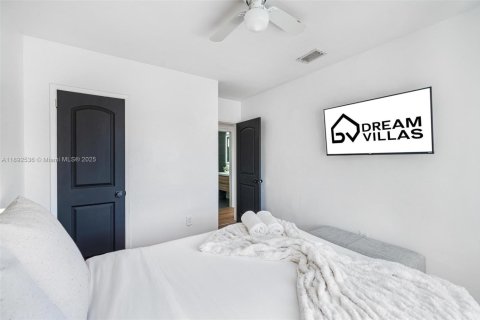 House in North Miami, Florida 4 bedrooms, 135.73 sq.m. № 1946253 - photo 30
