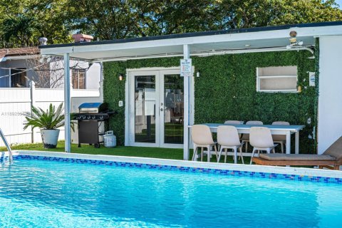 House in North Miami, Florida 4 bedrooms, 135.73 sq.m. № 1946253 - photo 6