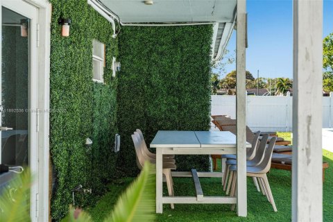 House in North Miami, Florida 4 bedrooms, 135.73 sq.m. № 1946253 - photo 5