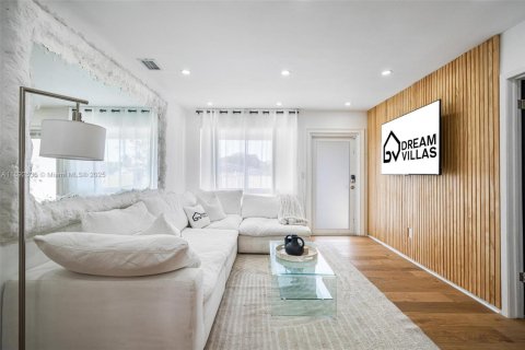 House in North Miami, Florida 4 bedrooms, 135.73 sq.m. № 1946253 - photo 15