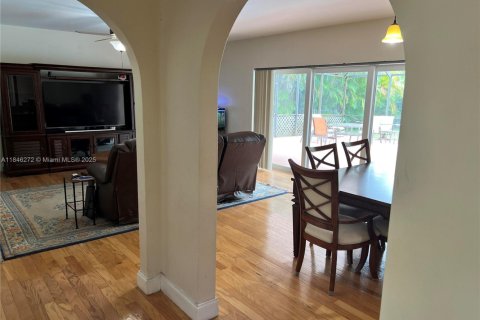 House in Palmetto Bay, Florida 4 bedrooms, 219.62 sq.m. № 1844083 - photo 15
