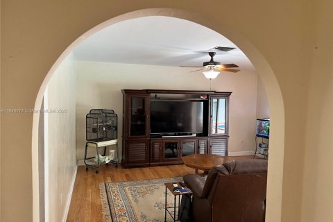 House in Palmetto Bay, Florida 4 bedrooms, 219.62 sq.m. № 1844083 - photo 17