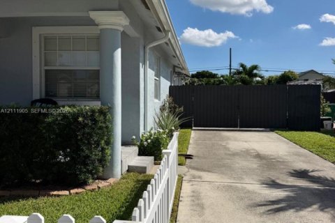 Villa ou maison à vendre à Davie, Floride: 3 chambres, 120.77 m2 № 2431382 - photo 2