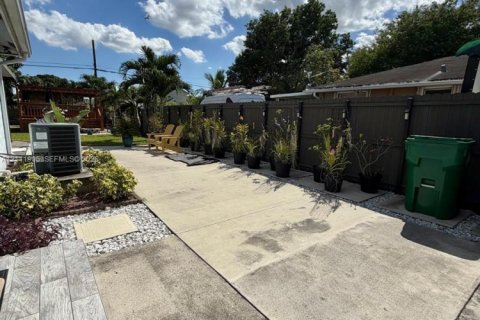 Villa ou maison à vendre à Davie, Floride: 3 chambres, 120.77 m2 № 2431382 - photo 11