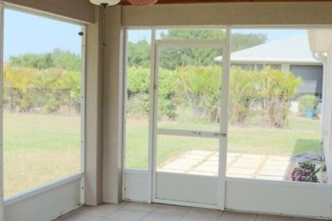 House in Fort Pierce, Florida 3 bedrooms, 188.22 sq.m. № 1178437 - photo 1
