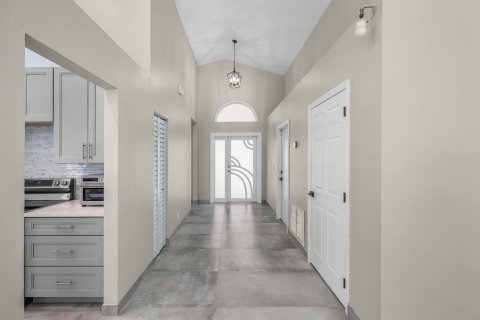 House in Lake Worth, Florida 3 bedrooms, 148.64 sq.m. № 2285908 - photo 5