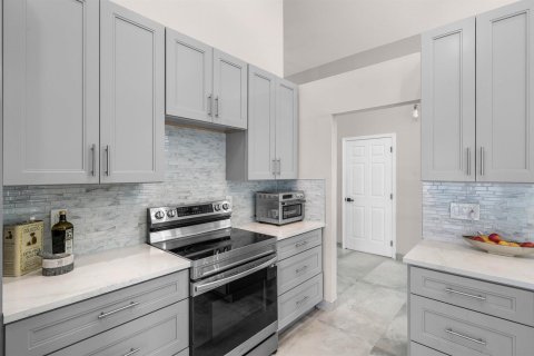 House in Lake Worth, Florida 3 bedrooms, 148.64 sq.m. № 2285908 - photo 14