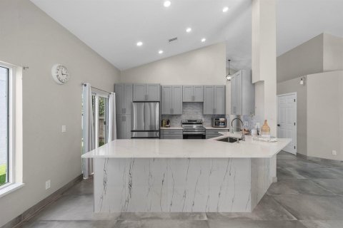 House in Lake Worth, Florida 3 bedrooms, 148.64 sq.m. № 2285908 - photo 13