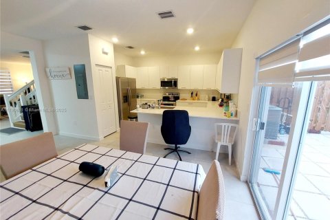 Townhouse in Miami, Florida 3 bedrooms, 149.76 sq.m. № 1707776 - photo 15