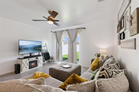 House in Sanford, Florida 5 bedrooms, 227.33 sq.m. № 2341977 - photo 9