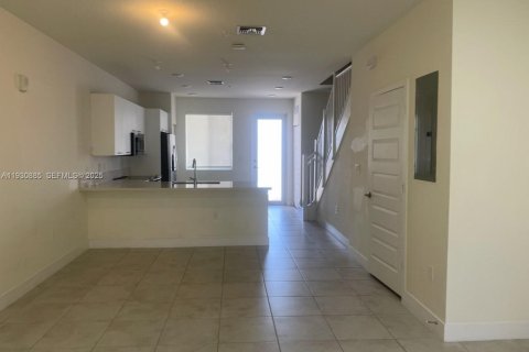Condominio en alquiler en Doral, Florida, 3 dormitorios, 122.17 m2 № 1993636 - foto 1