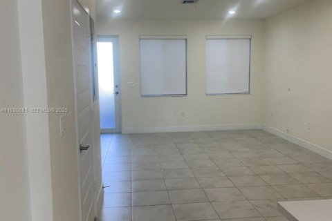 Condominio en alquiler en Doral, Florida, 3 dormitorios, 122.17 m2 № 1993636 - foto 5