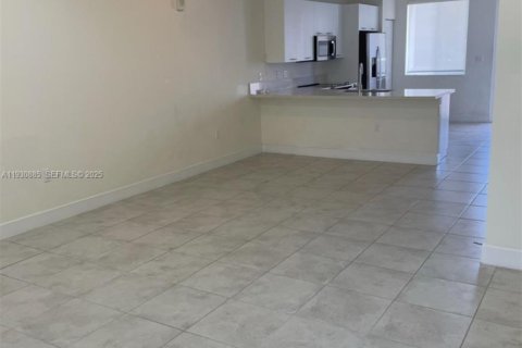Condominio en alquiler en Doral, Florida, 3 dormitorios, 122.17 m2 № 1993636 - foto 2