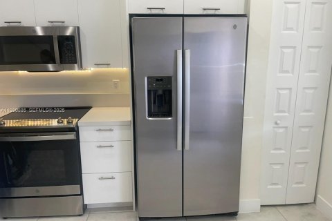 Condominio en alquiler en Doral, Florida, 3 dormitorios, 122.17 m2 № 1993636 - foto 10