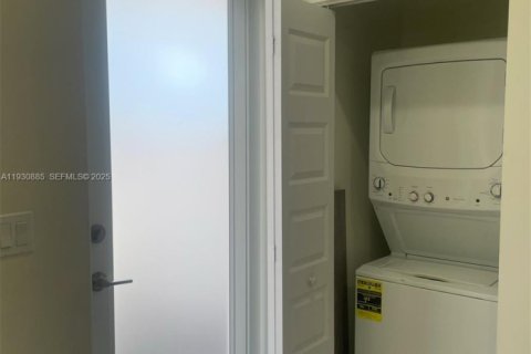 Condominio en alquiler en Doral, Florida, 3 dormitorios, 122.17 m2 № 1993636 - foto 9