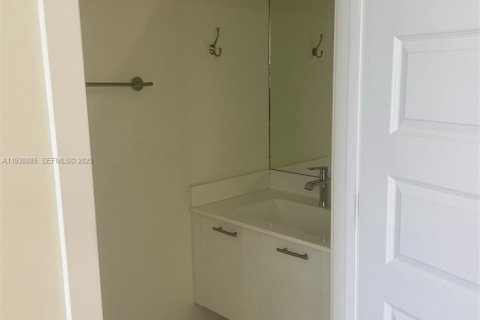 Condominio en alquiler en Doral, Florida, 3 dormitorios, 122.17 m2 № 1993636 - foto 11