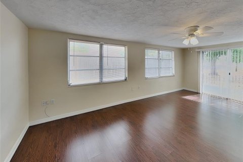 Villa ou maison à louer à New Port Richey, Floride: 3 chambres, 141.68 m2 № 2110905 - photo 5